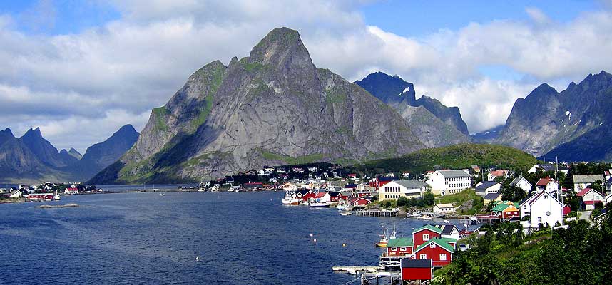 ET NATURLIG VALG: Gode produkter og naturen er det som skal lokke flere turister til Norge, mener den nye direkt�ren for reiseliv i Innovasjon Norge. Mandag stiller han p� nettm�te.
