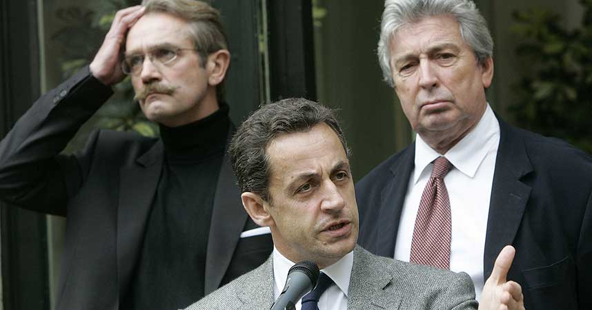 LEI: Frankrikes innenriksminister Nicolas Sarkozy vil ha slutt p� nazihilsener, apelyder og rasisme p� fotballtribunene. Sarkozy sa dette i en tale etter et m�te med PSGs president Alain Cayzac(t.h.) og sjefen for det franske fotballforbundet Frederic Thiriez(t.v.).