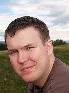SVARER P� DINE SP�RSM�L: Vegard Larsen, redakt�r for programvareseksjonen hos Hardware.no, hjelper deg i gang med Microsofts nye operativsystem.