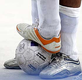 SER LIK UT: Ballen som brukes ser ut som en ordin�r ball, men den har lydkamre i seg - slik at spillerne skal h�re den bedre.