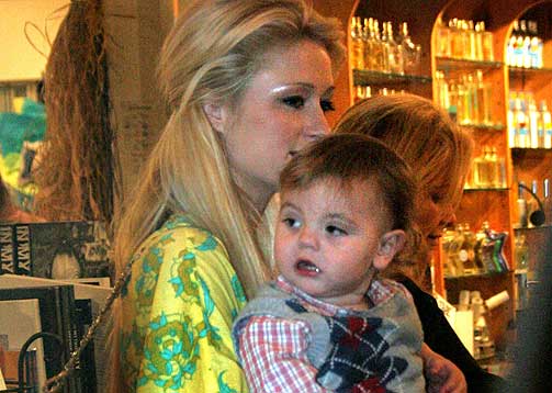 �Tante� Hilton: Et heller uvanlig foto av partyprinsessen Hilton. Her gir hun Britney en hjelpende h�nd med barnepass under shoppingturen.