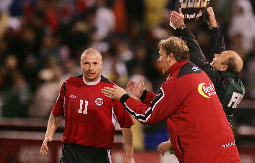 DEBUTERTE Raymond Kvisvik har spilt for Norge under �ge Hareide, men slapp � bli skreket til da han debuterte for Norges futsallandslag i Spania i kveld. Kampen endte med 3-1-seier over Israel.