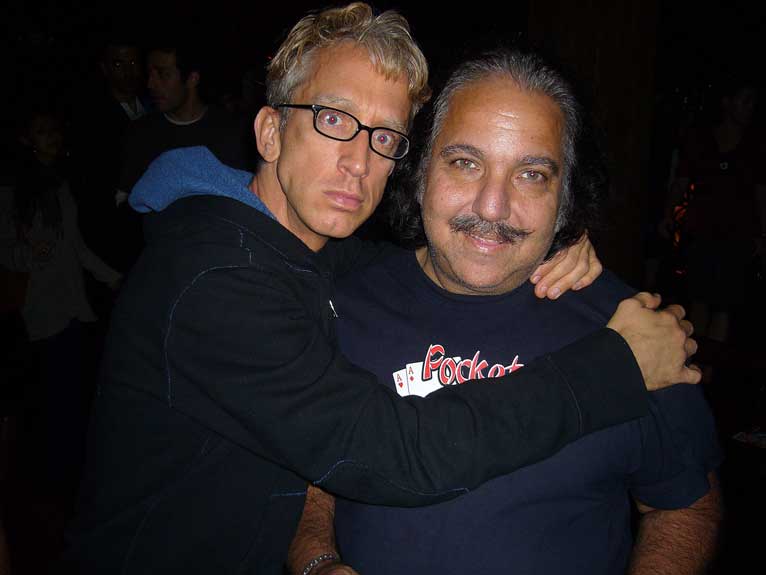 ST�R P�: Ron Jeremy er n�del�s, og bruker enhver sammeheng til � promotere seg selv. N� skal han promotere selvbiografien. Her er han p� byen med Andy Dick.