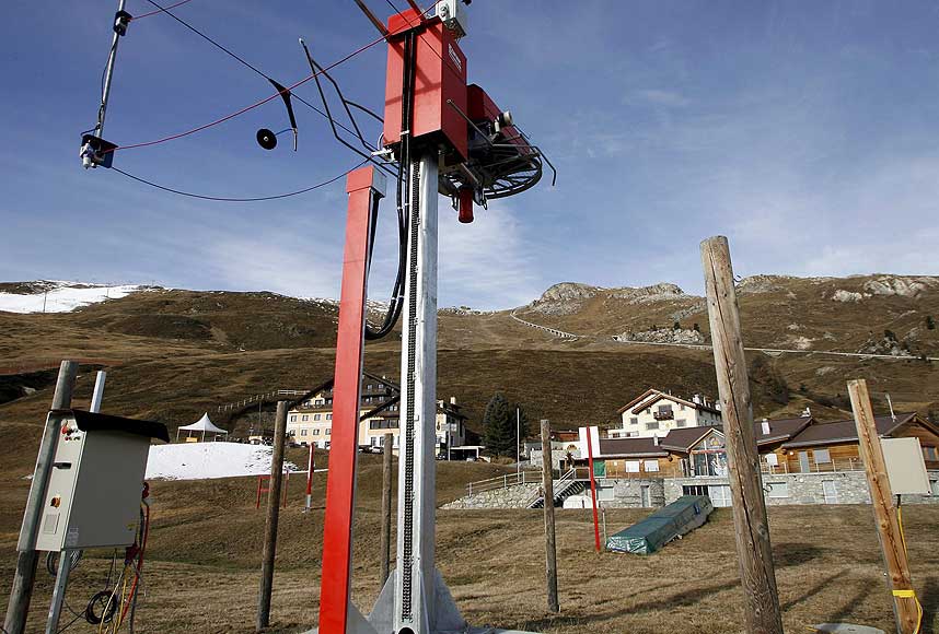 SKIHEISEN SL�S AV: Skiomr�det Salastrains i St. Moritz er helt uten sn�, og heisene ble sl�tt av i forrige uke. �rsaken til sn�mangelen er, som i store deler av Europa, h�ye temperaturer. De kvinnelige alpinkvinnene skulle ha kj�rt konkurranser i Salastrains denne uka.