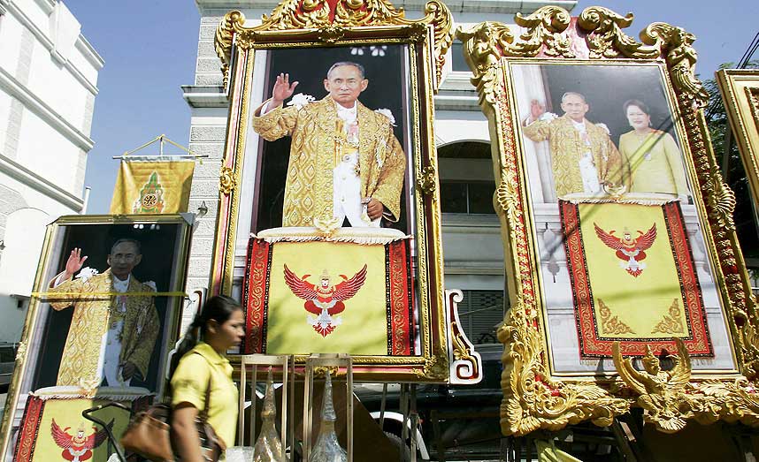 HYLLER KONGEN: Over hele Thailand er det plassert ut bilder av kong Bhumibol i anledning 79-�rsdagen hans. � tulle med dem f�r f�lger, fikk en sveitsisk mann erfare da han ble arrestert i dag.