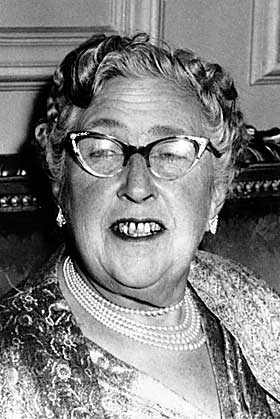 SKREV �TEN LITTLE NIGGERS: Barneverset �Ten Little Indians� ble skrevet i 1860-�ra av amerikaneren Septimus Winner. Verset ble hentet opp av engelskmannen Frank Green som brukte sangen i et show med tittelen �Ten Little Niggers�. Da Agatha Christie (bildet) skrev sin kriminalroman i 1939, var Greens blitt en popul�r barnesang, og hun brukte den i tittelen, if�lge denne nettsida, som ogs� viser diverse �negroide� artefakter.