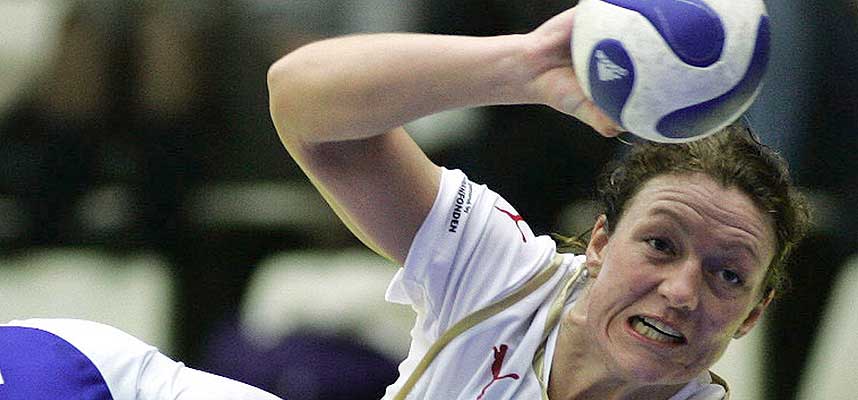 KJEMPET HARDT: Katrine Fruelund og de andre danske h�ndballjentene kjempet seg til sjum�lsseier over Nederland. Dermed fikk de oppreisning etter tapet for Frankrike.