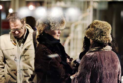 SHARON OG S�STER: Sharon Stone sammen med s�steren Kelly p� Norske moteforum. Sammen med dem er Dan Halle, representant for produksjonsselskapet Dinamo som st�r bak tv-sendingen.