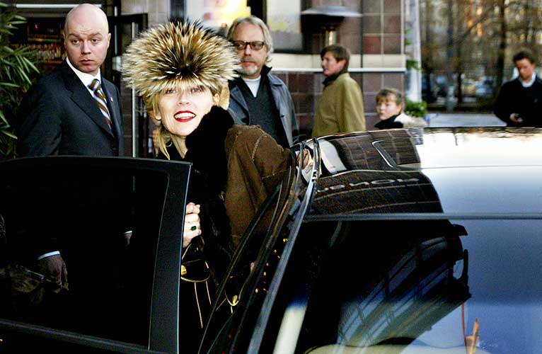 PELSHANDLER: Sharon Stone tilbragte en dr�y time p� motebutikken Zenon hvor hun kj�pe denne vaskebj�rn-pelslua.