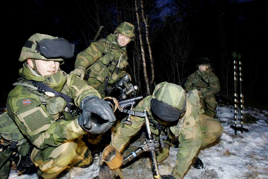 BOMBETRENING: Her trener Mads (22), Terje (21) og Geir p� bruk av bombekaster.