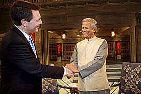 FAVORITT: Muhammad Yunus har v�rt Jonathan Manns fredspris-favoritt i en �rrekke. I kveld fikk han endelig intervjue ham i Oslo R�dhus.