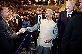 POPUL�R: Muhammad Yunus hilser p� publikum p� vei ut av Oslo R�dhus etter CNN-intervjuet.