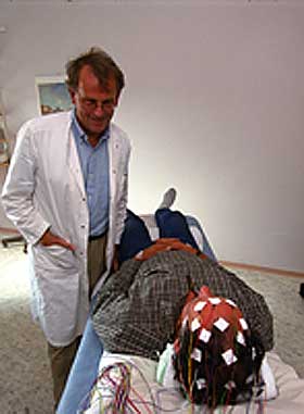 MS-EKSPERT: Professor Harald Nyland mener i dag at turbinarbeiderne p� Statford A kan ha f�tt nerveskader av arveidsmilj�et. Her fotografert mens han unders�ker en nordsj�dykker i 1990.