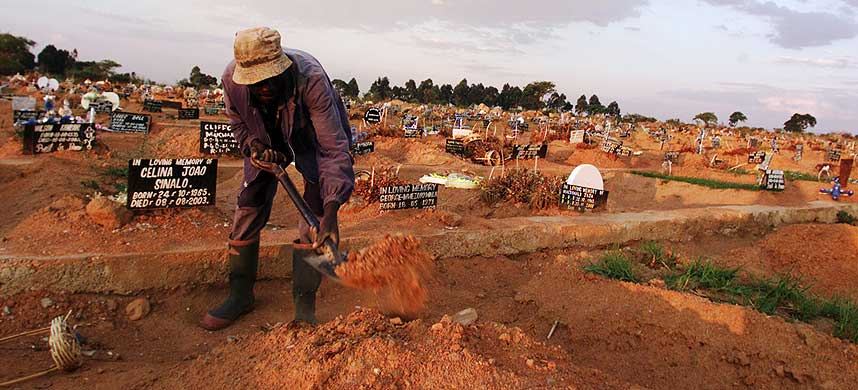 2000 I UKA: En graver gj�r sin plikt p� Mbudzi-kirkeg�rden i Zimbabwes hovedstad Harare. Hvert �r d�r ca. 2000 mennesker av aids i det s�rafrikanske landet, og bystyret i hovedstaden har m�ttet kj�pe mer land for � skaffe nok areal til gravene.