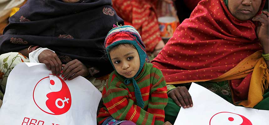 JENTEDRAP: Et indisk jentebarn under en demonstrasjon mot jentedrap utenfor New Dehli 2. desember. I Dehli er det 868 jentef�dsler for hver tusende guttef�dsel.