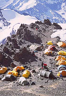 BASE CAMP ACONCAGUA: I 2003 reiste studenter fra NTNU p� den f�rste fors�ksturen til S�r-Amerika for � forske p� h�ydesyke.