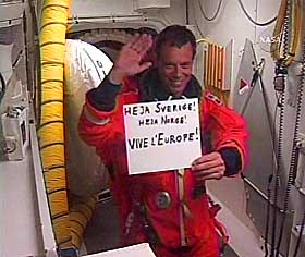HALVT NORSK: Christer Fuglesang sender en hilsen til Norge den f�rste dagen i romfergen.