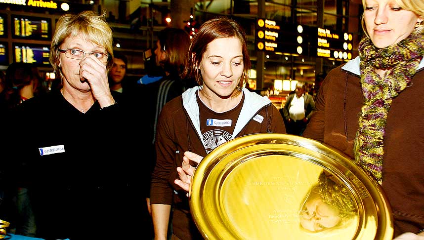 LANDET MED GULLET I G�R KVELD: Kari Mette Johansen viste stolt fram trofeet, sammen med landslagssjef Marit Breivik (t.v) og Anette Hovind Johansen (t.h).