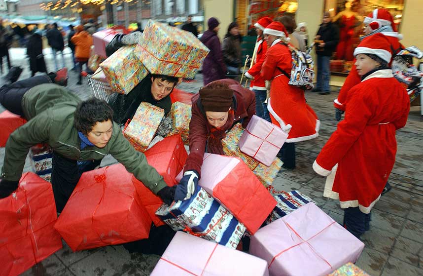 HARDE TAK: Aldri f�r har vi handlet s� mye. Bildet viser en demonstrasjon for �Kj�pefri dag� i desember 2002. Norge lyttet ikke.