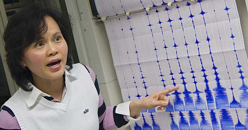 KRAFTIG SKJELV: Lu Pei-ling peker p� de seismografiske resultatene etter skjelvet som m�lte 6.7, if�lge Taiwan's Central Weather Bureau.