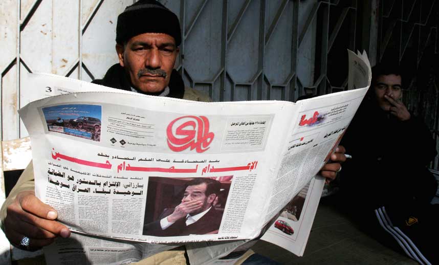 SNART HENRETTELSE: En iraker leser om Saddam Husseins opprettholdte d�dsdom. N� som henrettelsen er n�rt forest�ende, melder flere irakere interesse for � v�re b�ddel.