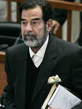 I RETTSSALEN: Saddam Hussein under behandlingen av anken mot d�dsdommen. N�r anken ikke f�rte frem, skal han etter planen henrettes innen 30 dager.