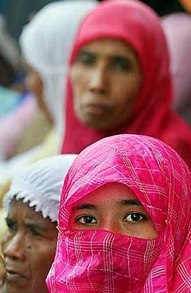 HVA ER SHARIA? Disse kvinnene i Ache i Indonesia demonstrerer mot landets myndigheter og innf�ringen av sharia i provinsen. V�r sak om sharia var godt lest, og havnet p� en 32. plass.