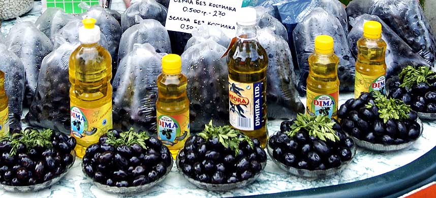 FORKLARINGEN P� GOD HELSE I S�R?: Hjemmeproduserte olivener og olivenolje p� et marked i Sofia i Bulgaria.