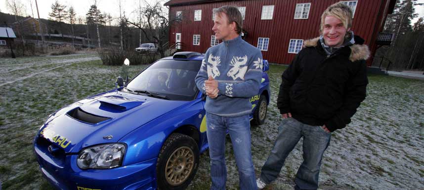 F�R IKKE KJ�RT BILEN: Mads �stberg, her sammen med Petter Solberg, er frastj�let rallybilen sin, en Subaru WRC 2004. Tyvene kan imidlertid ikke benytte seg av bilen, som er stilt inn p� en s�kalt transporthjerne.