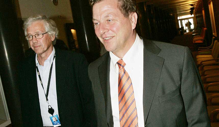 UTSETTER OMLEGGING: Styreleser Hallvard Bakke (t.v.) og kringkastingssjef John G. Bernander har v�rt uenige om m�ten � kreve inn lisens p� til neste �r.
