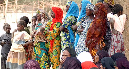 V�R TIDS SLAVER: Disse tuareg-jentene i Niger hevder de har levd som slaver. I mars 2005  deltok de i en seremoni der deres eier Arissal ag Amdague hadde lovet � frigi 7000 slaver. Men myndighetene stoppet det, og benektet at det finnes slaveri i landet. If�lge anti-slavery international finnes det 43 000 slaver i Niger.