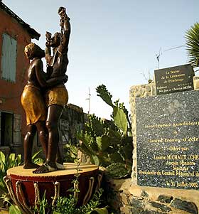 TIL MINNE OM SLAVERIET: Dette monumentet er plassert p� Goree Island i Senegal.