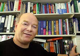 M� SKAPE INTERESSE: Kjemiprofessor Martin Ystenes ved NTNU mener man m� starte med de aller minste for � skape en interesse for naturfag. For interesse gir lyst til � skaffe seg kunnskap.