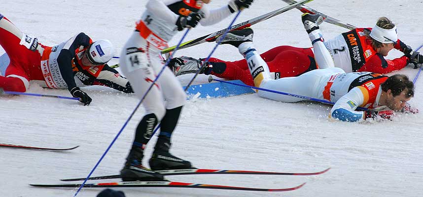 GIKK P� TRYNET: P� nytt�rsaften var Petter Northug (helt til venstre) skyld i at b�de �ystein Pettersen og Thobias Fredriksson falt. Kanskje var det derfor svensken kom med en utbl�sning mot Northug etter 2. plassen p� sprinten i dag.