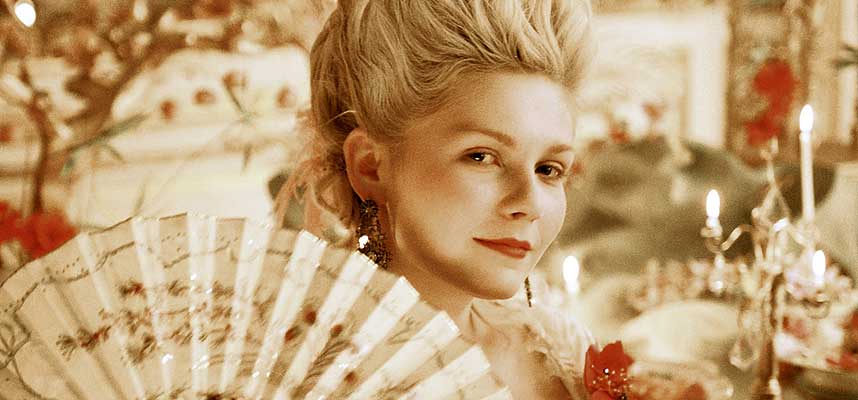 LOST I VERSAILLES: Kirsten Dunst som Marie Antoinette skjult i en verden av pastell-luksus.