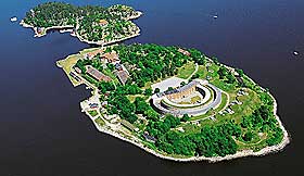 Hvert eneste �r bes�ker rundt 100 000 mennesker Oscarsborg Festning i Oslofjorden. De fleste drar i land etter en dagstur, men det g�r ogs� an � overnatte p� festningen.