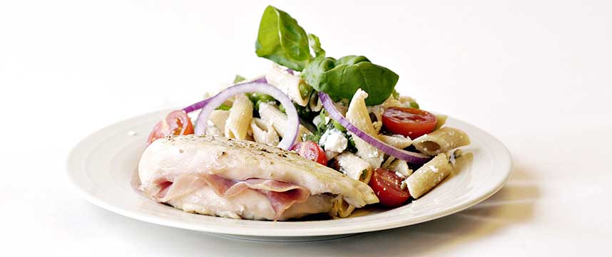 BRA FOR VEKTA: Skal du passe vekte m� du holde deg unna all slags br�d og pizza. Magert kj�tt som kylling, gr�nnsaker og litt pasta er mye bedre. I boka 