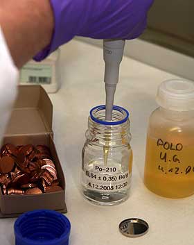 OMFATTENDE PROSESS: Polonium-210 blir ikke oppdaget av vanlige detektorer for radioaktivitet. F�rst da urinpr�ver ble testet ved det nasjonale atomsenteret i Storbritannia ble giften funnet.