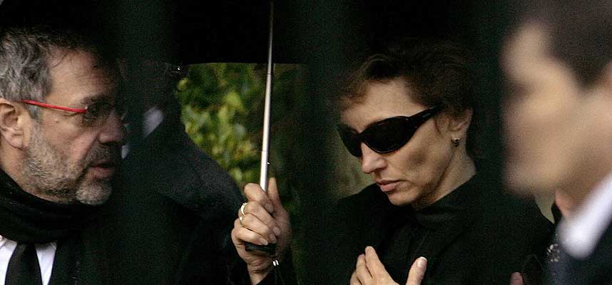FORGIFTET: Alexander Litvinenko d�de 23. november ifjor. Her enken Marina Litvinenko under begravelsen av sin mann den 7. desember p� Highgate gravlund i London.