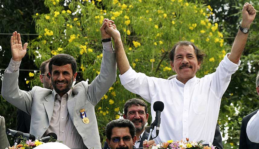SAMMEN MOT USA: Mahmoud Ahmadinejad (t.v.) og Daniel Ortega lar seg hylle av folket i en av Managuas fattige bydeler i g�r.
