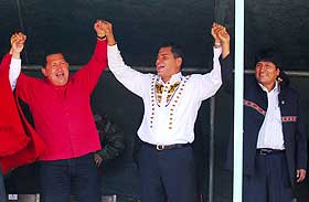 TRIPPELT TR�BBEL: Det er ikke bare Nicaragua og Cuba som skaper hodebry for Bush-administrasjonen n�r det gjelder Latin-Amerika. P� dette bildet fra i g�r blir Ecuadors p�troppende president Rafael Correa (i midten) hyllet av meningsfellene Hugo Ch�vez (t.v.) og Evo Morales under en indiansk innvielsesseremoni i Quito i g�r. Alle tre har det felles at de er venstreorienterte og USA-fiendtlige.