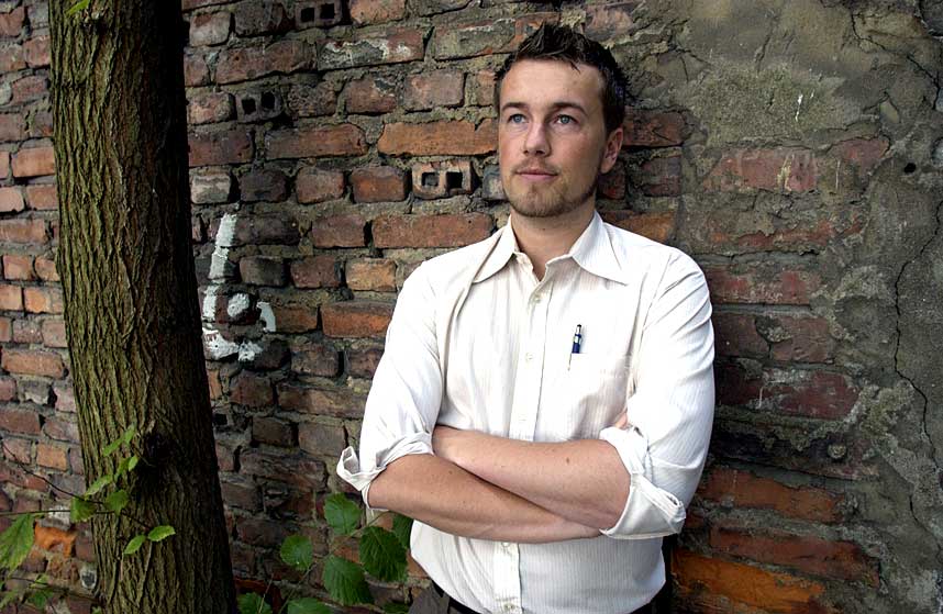 SKRIVER TIL SEG SELV: Bjarte Breiteig (32) skriver noveller som han tror han selv ville �digget�. - Jeg blir veldig glad n�r jeg klarer det. Det hender faktisk jeg blir r�rt av det jeg selv skriver.