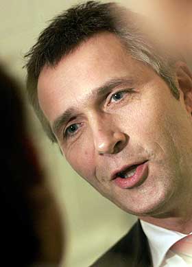  TRENGTE HJELP?  Statsminister Jens Stoltenberg har blitt satt p� plass av Gerd-Liv Valla ved flere anledninger.