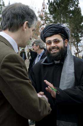 I AFGHANISTAN: Utenriksminister Jonas Gahr St�re tar med seg ei alvorlig brannskadet jente etter Afghanistan-bes�ket de siste dagene. Her m�ter han provinsguvern�r Abdel Hakim Munib i Uruzgan-provinsen.