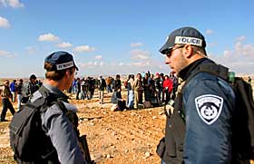 SAMMEN MOT BOSETTERNE: Israelere og palestinere demonstrerer mot utvidingen av en j�disk bosetning s�r p� Vestbredden 13.januar.