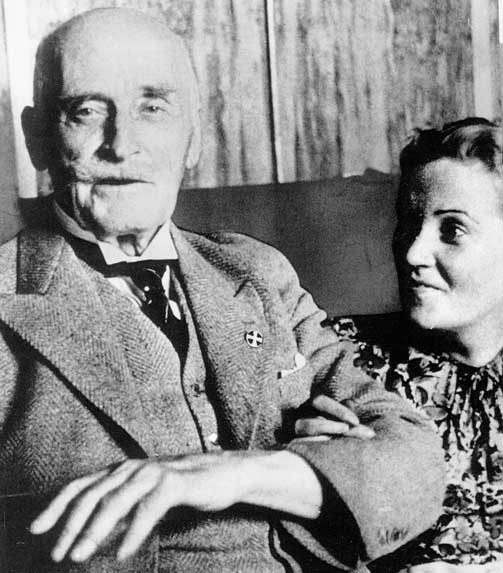  HAMSUN OG KVINNENE:  Sigrid Comb�chen skriver mye om Victoria. Og enda mer om Marie. Og hun er s�rlig opptatt av deres datter Ellinor Hamsun (bildet). Sp�rsm�let om hvorvidt dikteren var nazist, blir n�rmest ignorert.