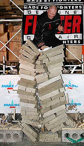 SMERTEFULL VERDENSREKORD: Her knuser Narve L�ret 21 betongblokker med bare nevene. Ikke pr�v dette hjemme...