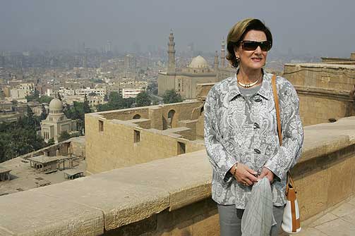 KAIRO: Her er dronning Sonja p� et utkikkspunkt over Kairo.