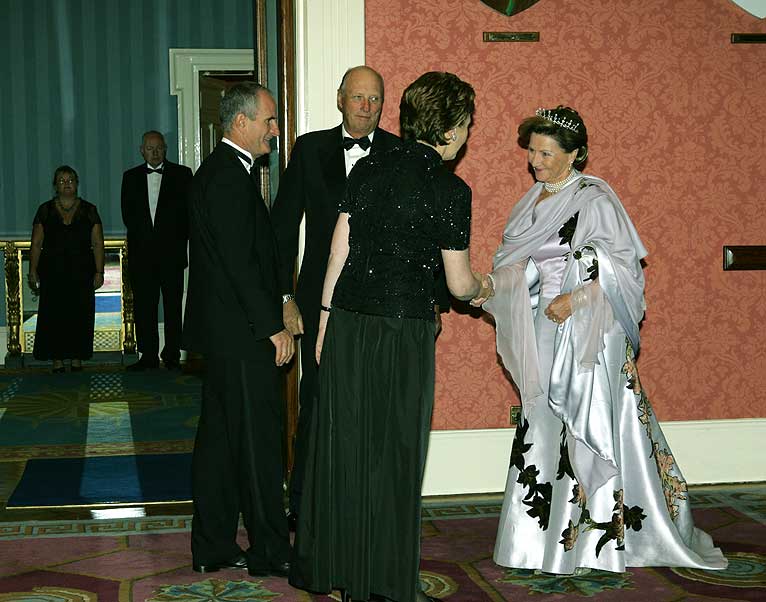 SLITSOM JOBB: Sidsel Wiborg ble utslitt av � s�rge for at dronning Sonja ser bra ut. Her er kongen og dronningen p� Dublin Castle 18 september i fjor. President Mary McAleese og hennes mann, Dr. Martin McAleese hilser p� kongeparet.