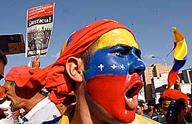 SAMMENSTØT: Chavez' tilhengere (chavistas) og opposisjonen støter ofte sammen i Venezuela. Bildet viser presidentens støttespillere